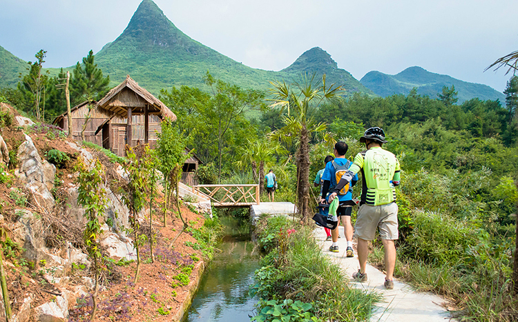 Hidden Water Cave Popular for Trekkers in Guilin