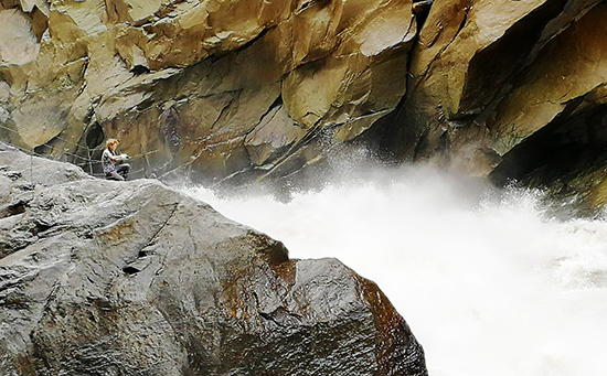 Finish the hike of Middle Tiger Leaping Gorge and close to Jinshanjiang River.