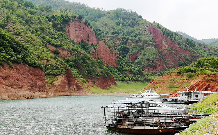 Boat Cruise when cycling in China, Small Yangtze River Cruise, Cycling and Boating cross the Reservior