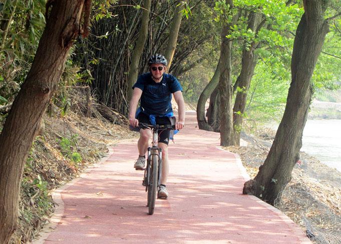 The bike greenway built along the Li River is finished at 2016 and now cyclists enjoy the biking from Daxu to Caoping.