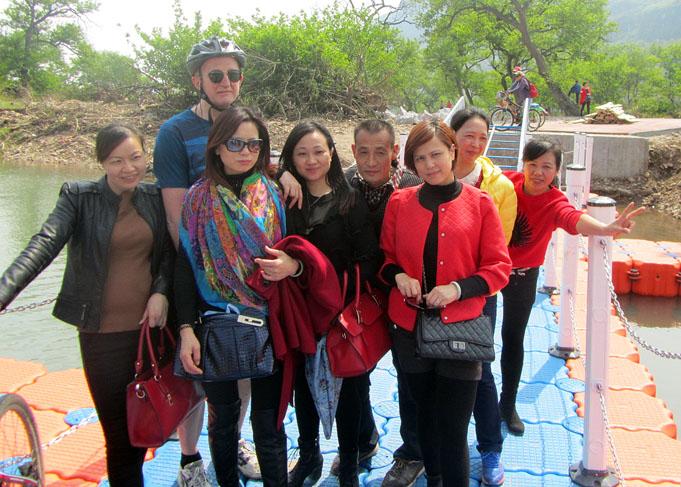 It's very normal to be required for a photo together with local Chineses who never cycled long distance.