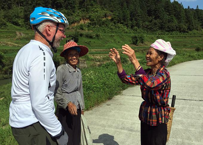  A lovely conversation with local ladies at a Miao minority village in Guizhou.