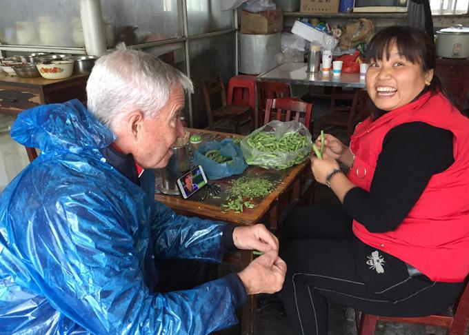 Our client prepare lunch together with the restaurant owner at Xing’an town of Guilin 