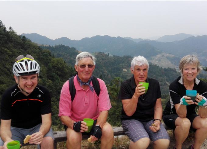 Have a cup of coffee after a 12 km climb in Guizhou 